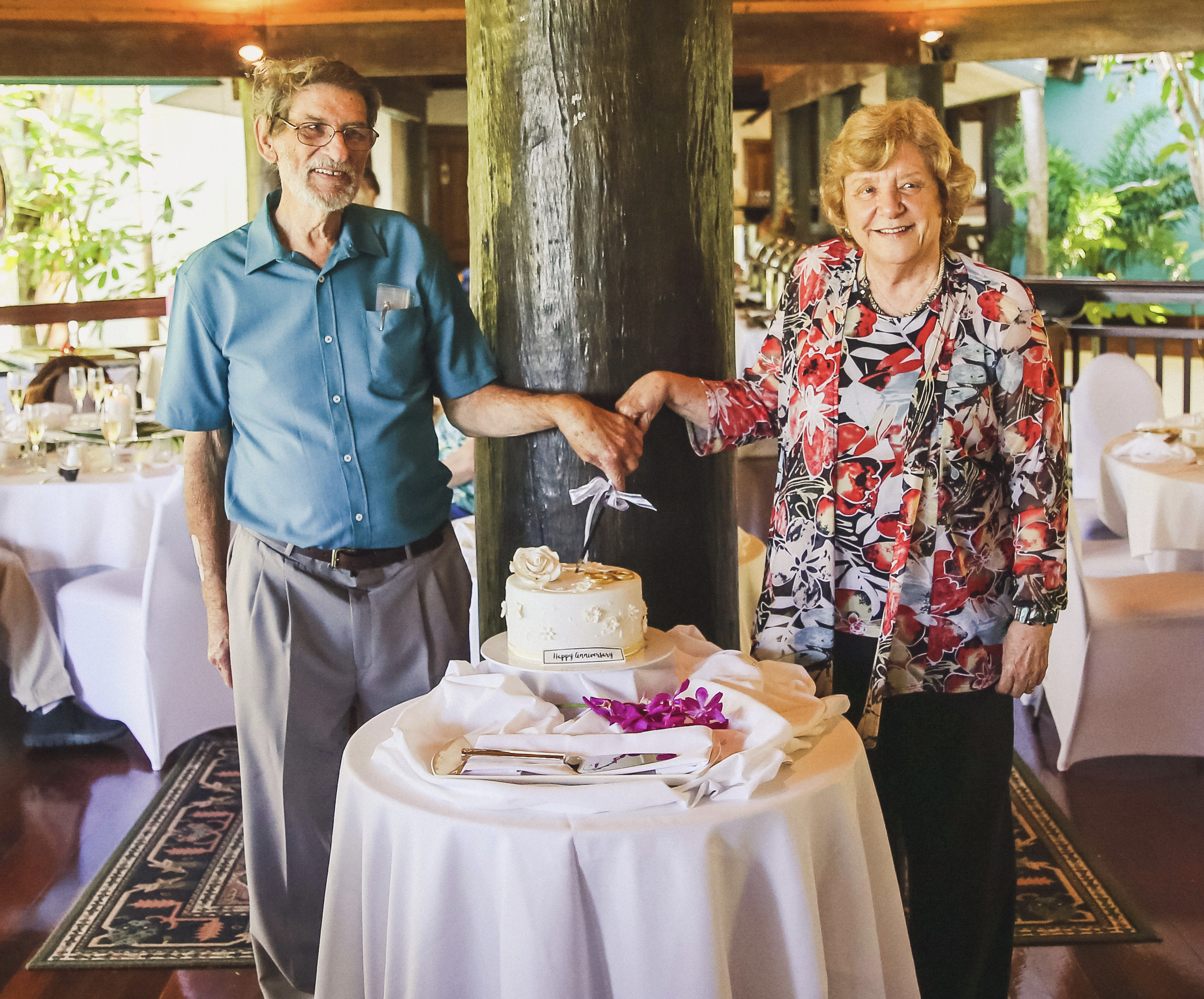 Diane and Dennis cutting their anniversary cake